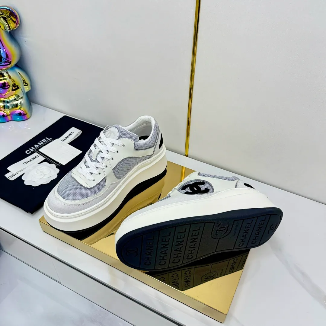 👟👟Ex-factory price 680👟👟 Upgraded version, upgraded version, upgraded version! No rebuttal accepted! ! ! ! Chanel Chanel panda shoes! 2025 counter's top casual sports shoes. This classic design; the upper is electro-embroidered with a variety of techniques; the outsole is fashionable and sporty; the unusual inclusion of a variety of color matching elements... The diversified mix and match is very good-looking and versatile, and can be used for leisure, fashion, sports, and outdoor... ꫛꫀꪝ Go➫ Materials: ❶Upper made of: original imported first-layer silk cowhide + original waterproof cloth + original first-layer cowhide ❷Inner lining: Original Yangli+Net ❸Outsole based on: Original TPU combination outsole Counter boutique packaging complete set for women 35–41 👉 👉 👉 👉 👉 👉 👉